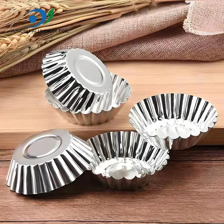 Kiaušinių pyrago skrebučiai kepa sidabro aliuminio folijos maisto indą